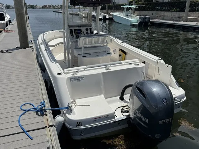 Slide: The Image of Robalo R222 2021 - 34