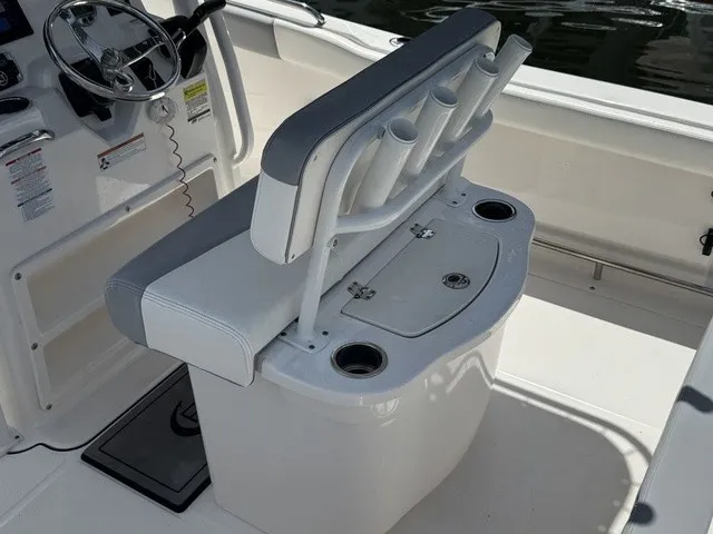 Slide: The Image of Robalo R222 2021 - 38