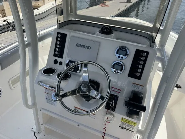 Slide: The Image of Robalo R222 2021 - 24