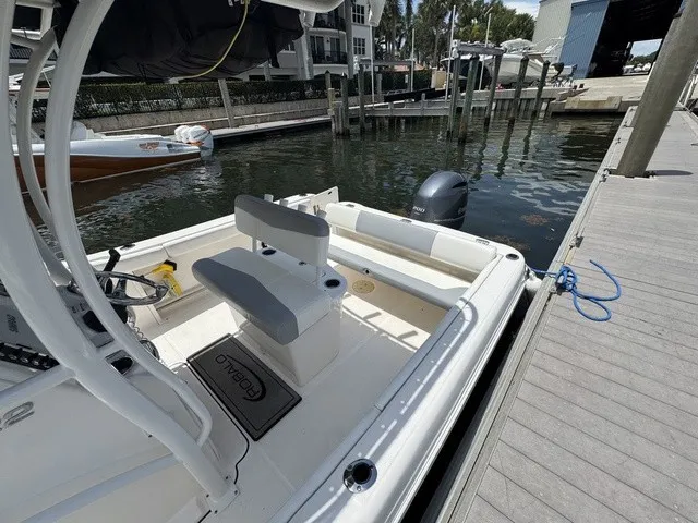 Slide: The Image of Robalo R222 2021 - 4