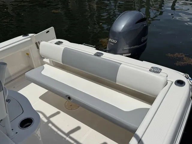 Slide: The Image of Robalo R222 2021 - 11