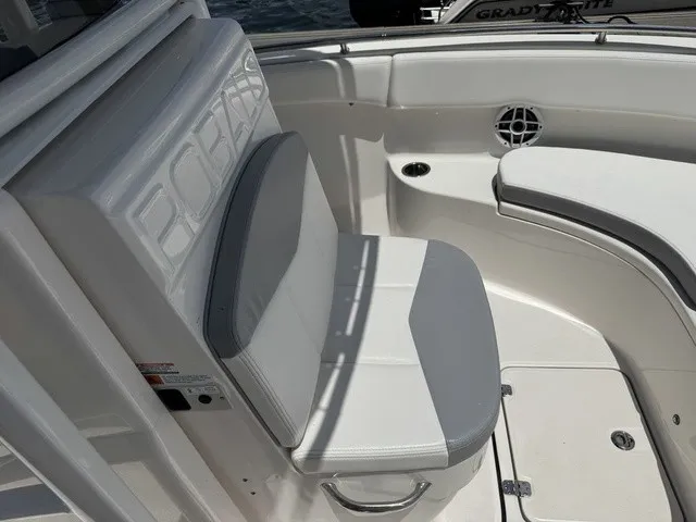 Slide: The Image of Robalo R222 2021 - 23