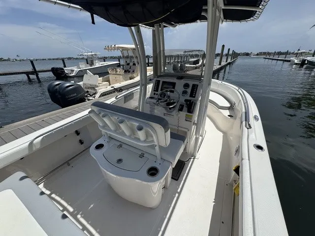 Slide: The Image of Robalo R222 2021 - 32