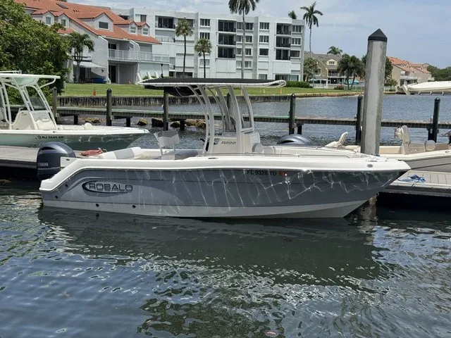 Slide: The Image of Robalo R222 2021 - 18