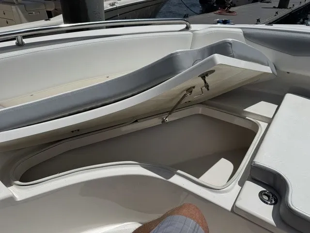 Slide: The Image of Robalo R222 2021 - 22