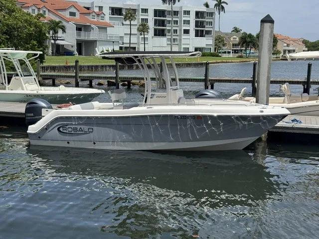 Slide: The Image of Robalo R222 2021 - 13