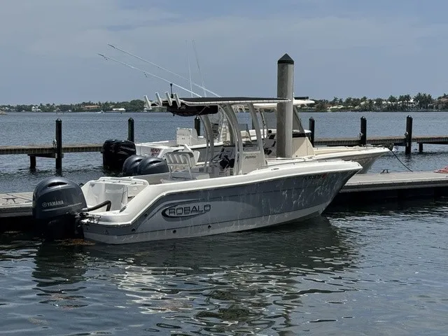 Slide: The Image of Robalo R222 2021 - 19
