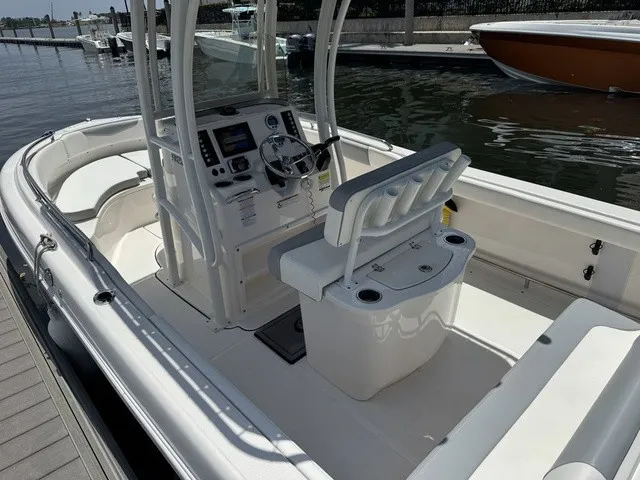 Slide: The Image of Robalo R222 2021 - 3