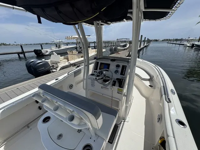 Slide: The Image of Robalo R222 2021 - 31