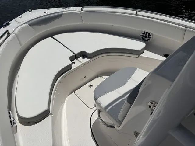 Slide: The Image of Robalo R222 2021 - 26