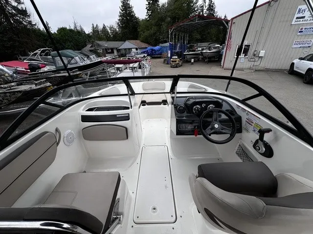 Slide: The Image of Bayliner VR5 Bowrider 2017 - 6