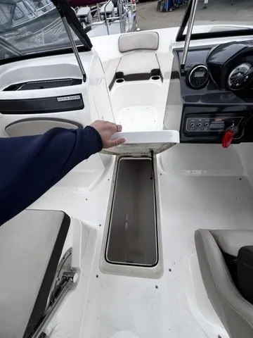 Slide: The Image of Bayliner VR5 Bowrider 2017 - 16