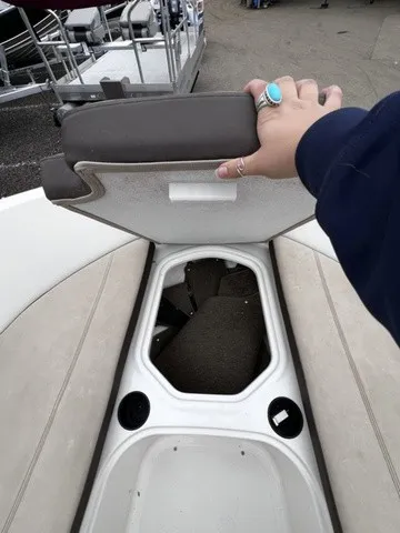 Slide: The Image of Bayliner VR5 Bowrider 2017 - 10