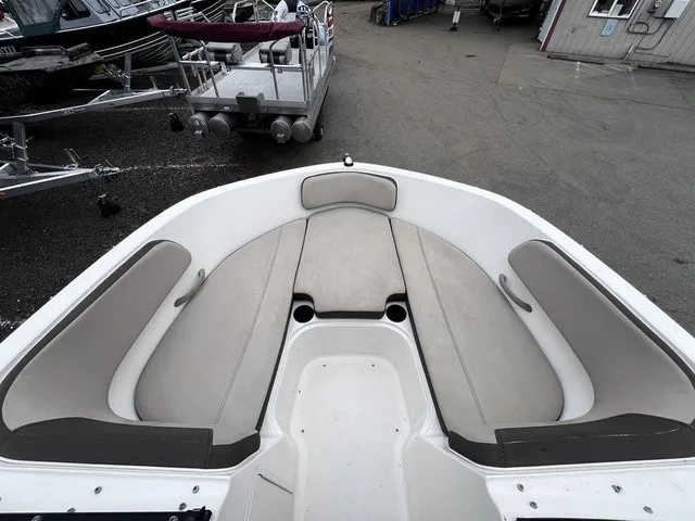 Slide: The Image of Bayliner VR5 Bowrider 2017 - 8