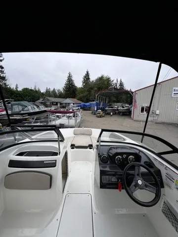 Slide: The Image of Bayliner VR5 Bowrider 2017 - 5