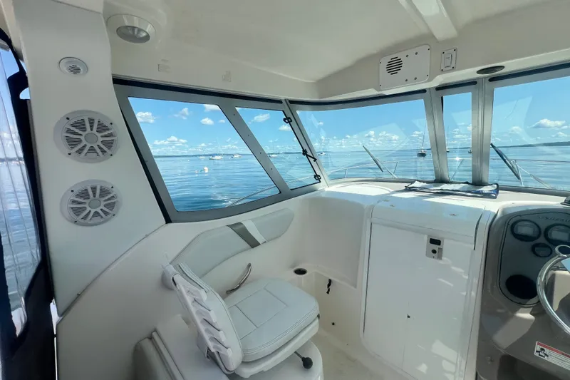 Slide: The Image of Interior of a 2005 Wellcraft 252 Coastal boat with ocean view through windows. - 16