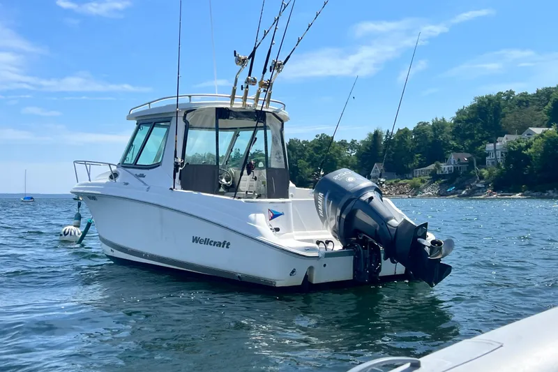 Slide: The Image of 2005 Wellcraft 252 Coastal boat on water, equipped with fishing rods and Yamaha outboard motor. - 11