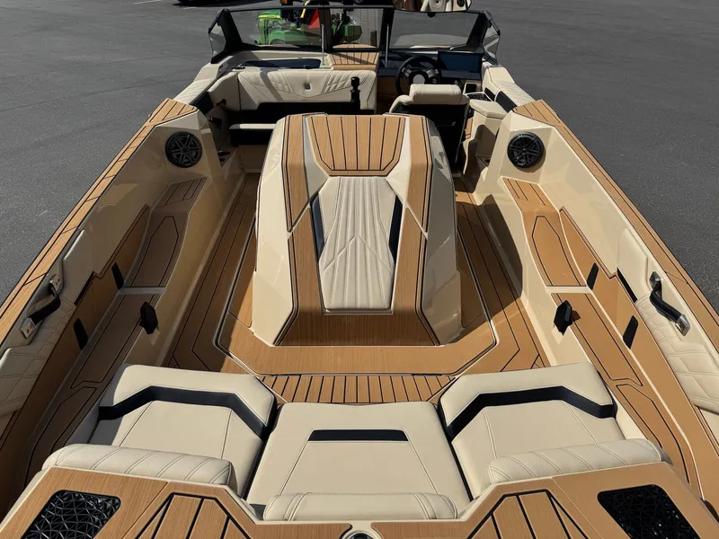 Slide: The Image of Nautique Ski Closed Bow 2027 - 12