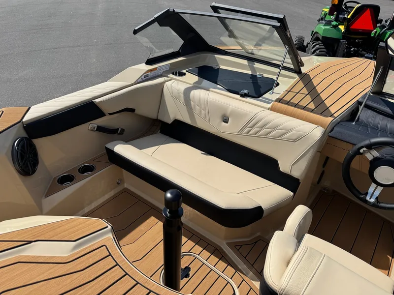 Slide: The Image of Nautique Ski Closed Bow 2027 - 17