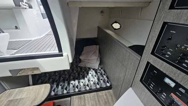 Slide: The Image of Monterey 295 Sport Yacht 2021 - 17