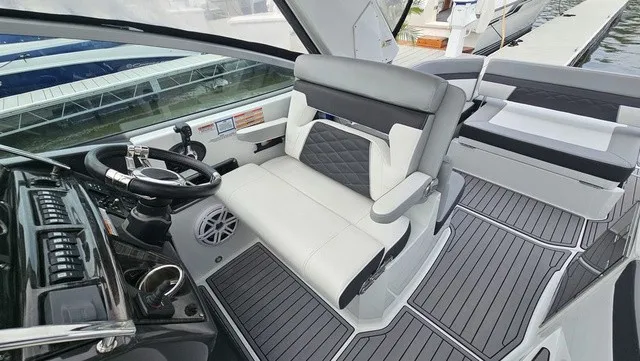 Slide: The Image of Monterey 295 Sport Yacht 2021 - 11