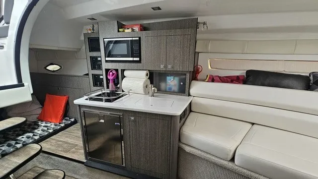 Slide: The Image of Monterey 295 Sport Yacht 2021 - 15