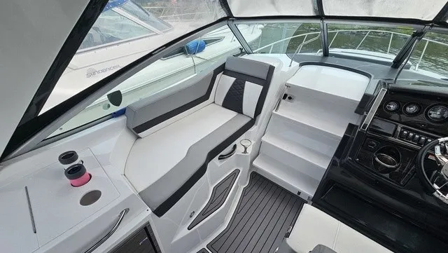 Slide: The Image of Monterey 295 Sport Yacht 2021 - 9