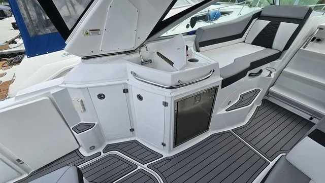 Slide: The Image of Monterey 295 Sport Yacht 2021 - 8