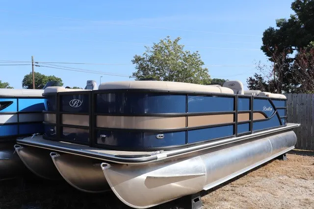 The Image of Bentley Pontoons Legacy Navigator 223 2027 - 1