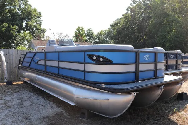The Image of Bentley Pontoons Legacy 243 Swingback 2027 - 1