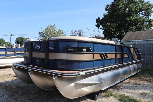 The Image of Bentley Pontoons Elite Swingback Dual Captains 223 2027 - 1