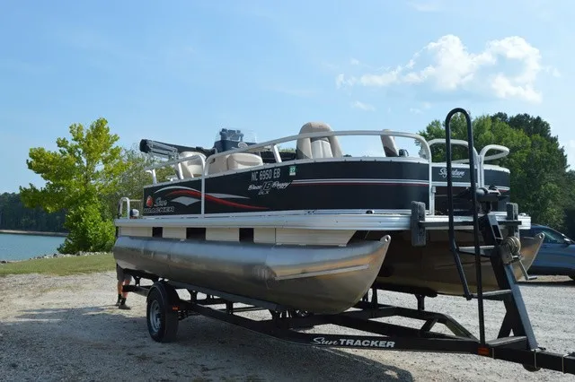 The Image of Sun Tracker Bass Buggy 18 DLX 2015 - 1