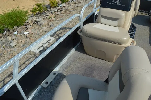 Slide: The Image of Sun Tracker Bass Buggy 18 DLX 2015 - 15