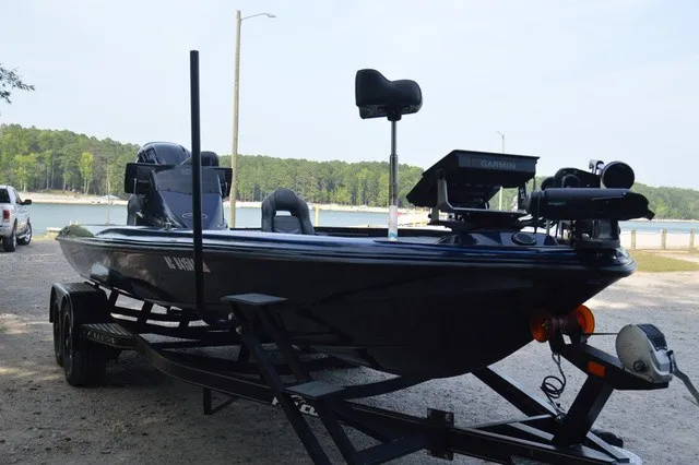 Slide: The Image of Falcon Boats F21 Predator 2025 - 6