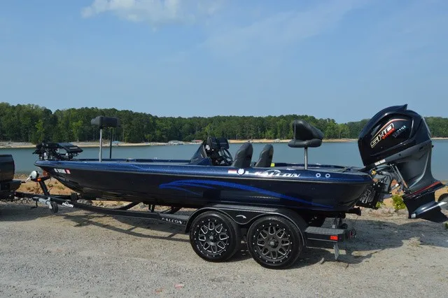 Slide: The Image of Falcon Boats F21 Predator 2025 - 4