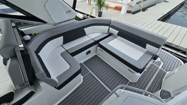 Slide: The Image of Monterey 295 Sport Yacht 2021 - 6