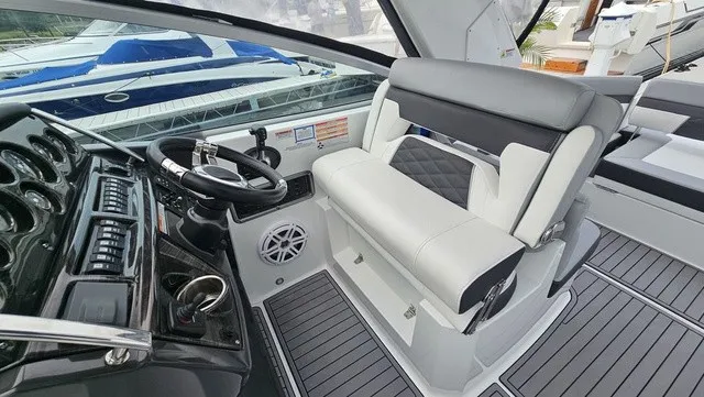 Slide: The Image of Monterey 295 Sport Yacht 2021 - 10