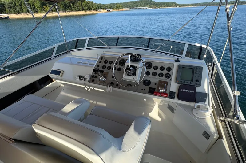 Slide: The Image of Helm of 2000 Carver 406 Aft Cabin Motor Yacht with Garmin navigation system. - 16