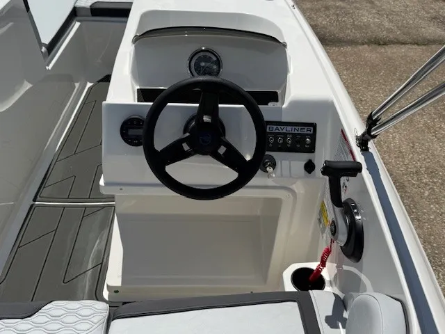 Slide: The Image of Bayliner 170EL 2026 - 10