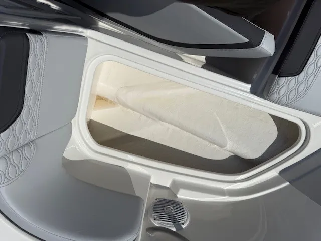 Slide: The Image of Bayliner 170EL 2026 - 17