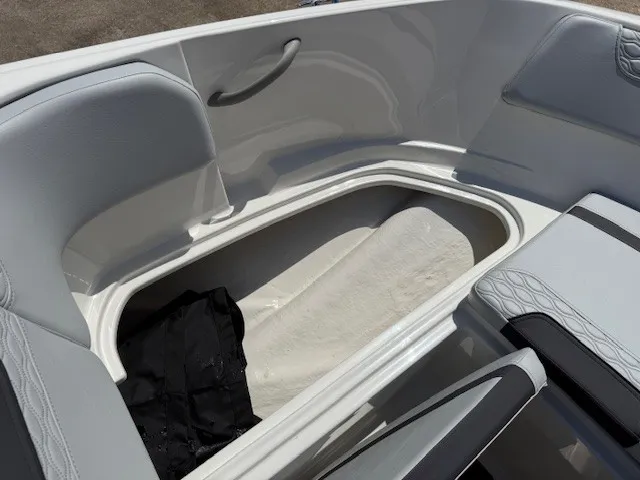 Slide: The Image of Bayliner 170EL 2026 - 16