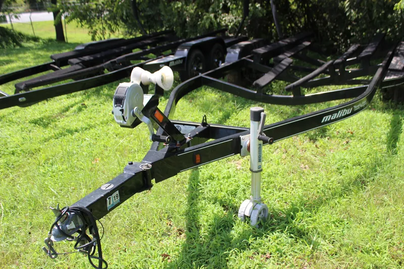 Slide: The Image of Trailer for 2015 Malibu Wakesetter 22 VLX on grassy field. - 54