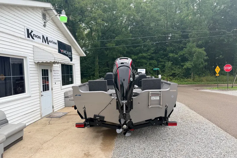 Slide: The Image of 2027 Crestliner 1850 Kodiak SC boat at Knox Marine dealership. - 3