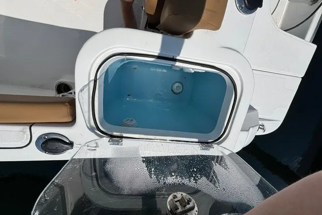 Slide: The Image of Livewell on a 2021 Wellcraft 242 Fisherman boat, open and filled with water. - 23