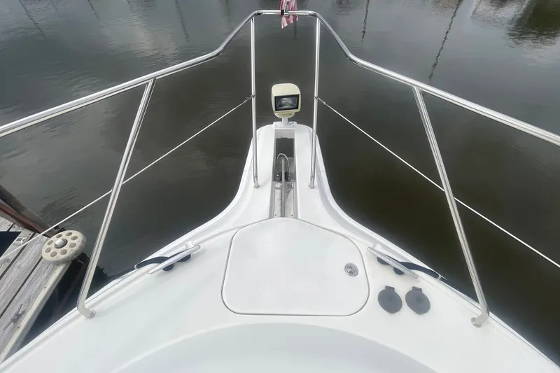 Slide: The Image of Bow view of 2006 Silverton 34 Convertible yacht with stainless steel railings. - 15