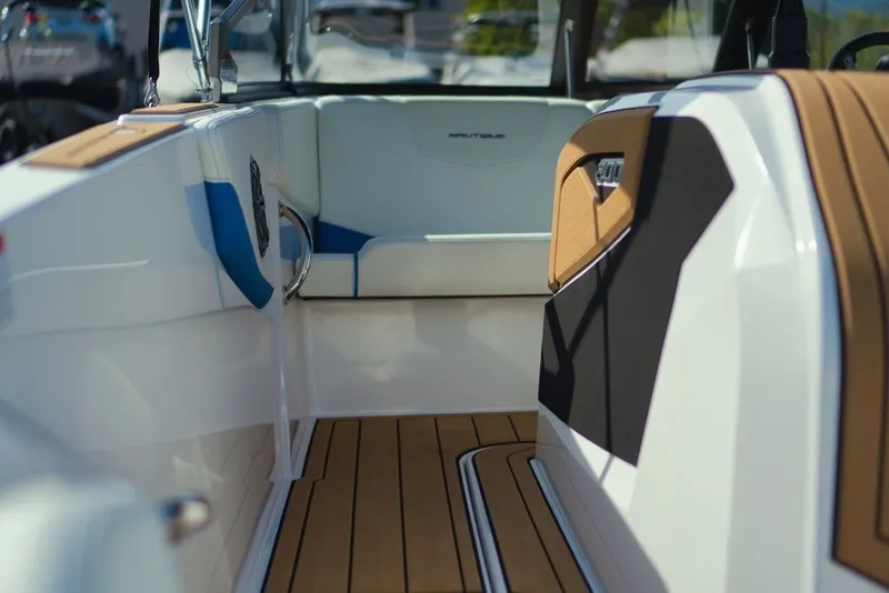 Slide: The Image of Nautique Ski Nautique 200 2025 - 20