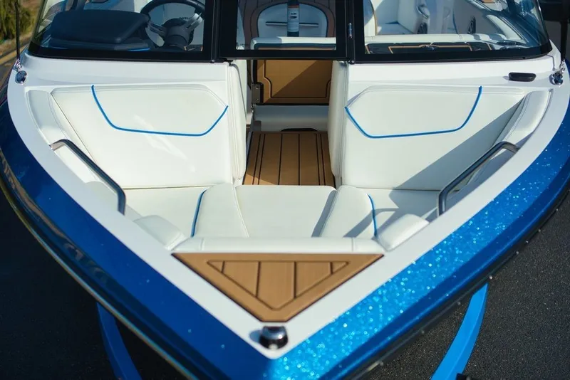 Slide: The Image of Nautique Ski Nautique 200 2025 - 17