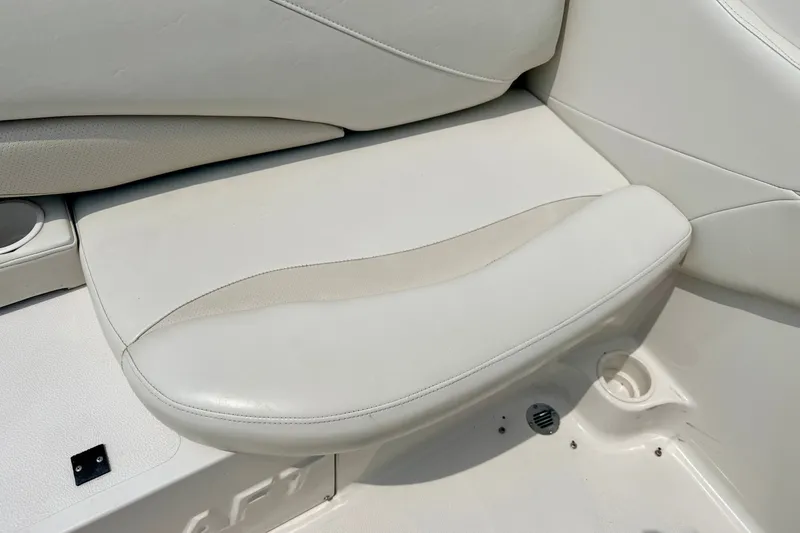 Slide: The Image of White leather seating on a 2005 Starcraft 2100 IO RE Limited boat. - 39