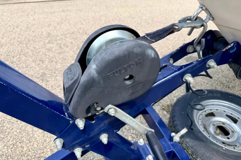 Slide: The Image of Boat trailer winch on a 2005 Starcraft 2100 IO RE Limited. - 76