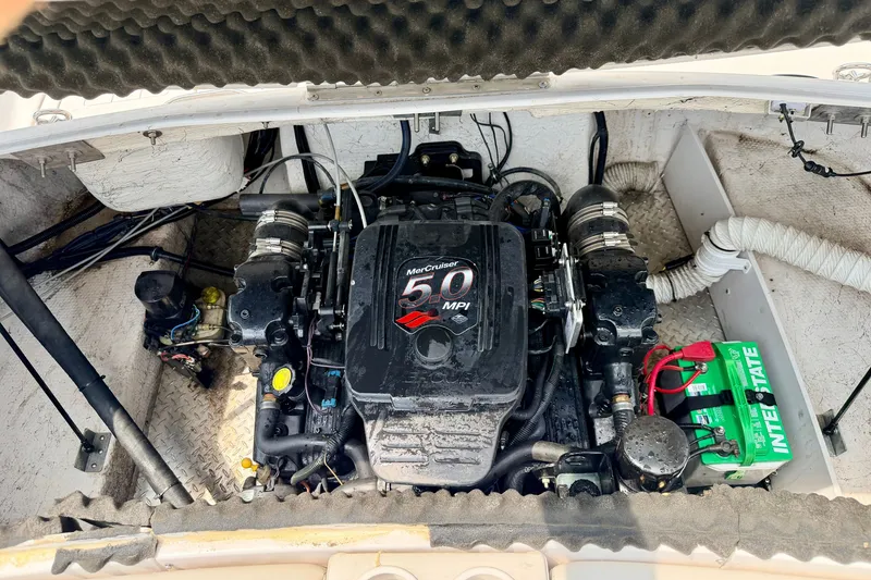 Slide: The Image of Engine compartment of a 2005 Starcraft 2100 IO RE Limited boat with MerCruiser 5.0 MPI engine. - 33